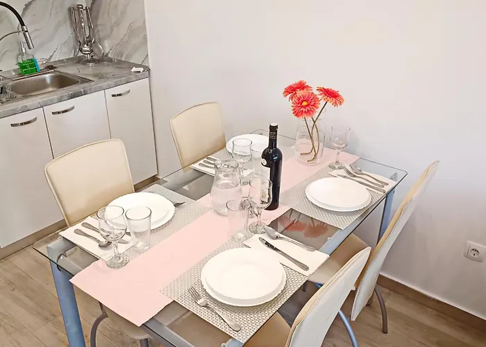 Two Sisters Apartment *
