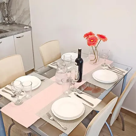 Two Sisters Apartment *
